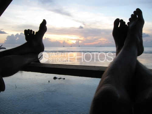Repos, les pieds sur le bord du balcon, en regardant le coucher de soleil, Tuamotu