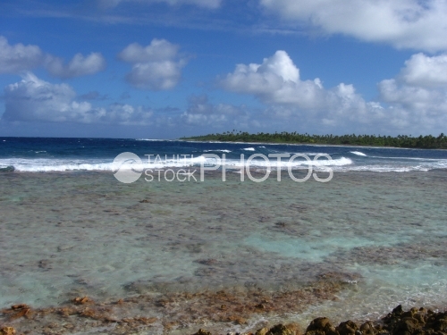 South pass of Fakarava, vagues sur le récif
