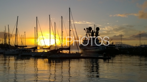 Tahiti, Coucher de Soleil dans le Port de Papeete, yacht et voiliers