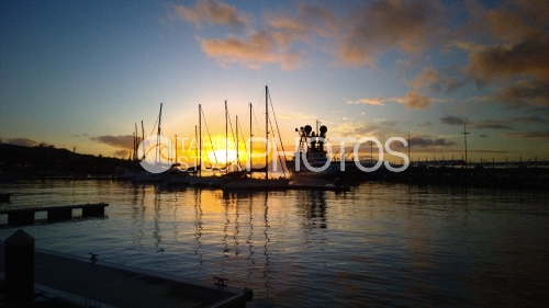 Tahiti,  Coucher de Soleil sur le Port de Papeete, yacht et voiliers