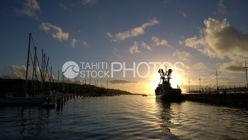 Coucher de Soleil sur le  Port de Papeete, Voiliers et yacht le long des quais