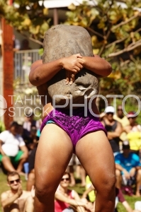 Concours de Porteurs de pierre pendant le Heiva, caché derrière sa pierre