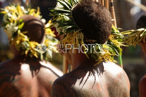 Homme avec couronne de feuilles sur la tête pendant le Heiva