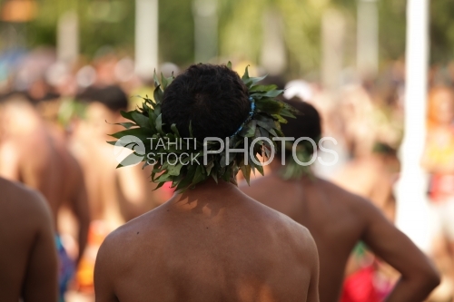 Tahitien portant une couronne de feuilles