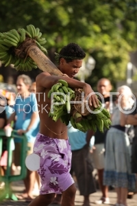 Course de porteurs de fruits à Tahiti