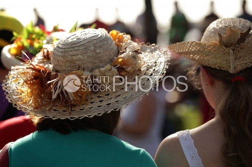 Femme portant un chapeau fleuri à Tahiti