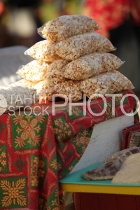 Vente de sachets de pop corn sur la table, dans un jardin public