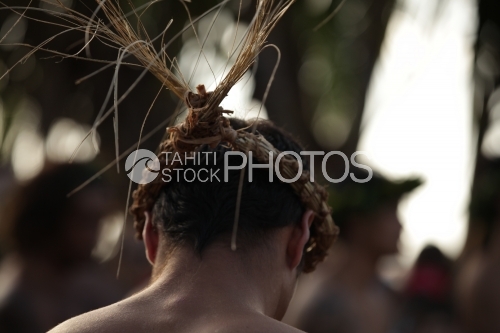Tahitien portant une couronne de liens tressés