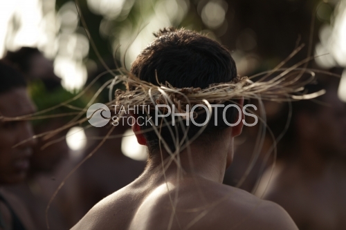  Tahitien portant une couronne tressée