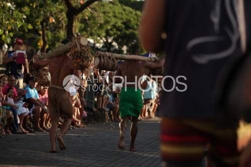Course des porteurs de fruits au Heiva de Papeete