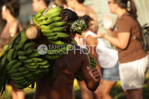Course des porteurs de fruits au Heiva de Papeete