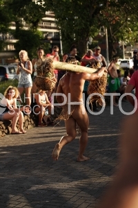 Course des porteurs de fruits au Heiva de Papeete, encouragé par le public