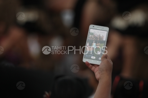  Smartphone en main prenant des photos