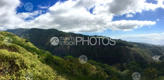 Pirae, vue depuis le belvédère sur la montagne, sous les nuages