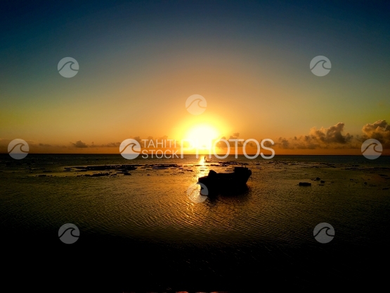 Moorea, Bateau de pêcheur dans le lagon de Hauru pendant le coucher de soleil