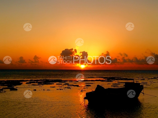 Moorea, petit bateau au mouillage dans le lgaon Hauru au coucher de soleil
