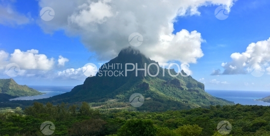 Moorea, vue depuis le belvédère sur le mont Rotui et le lagon