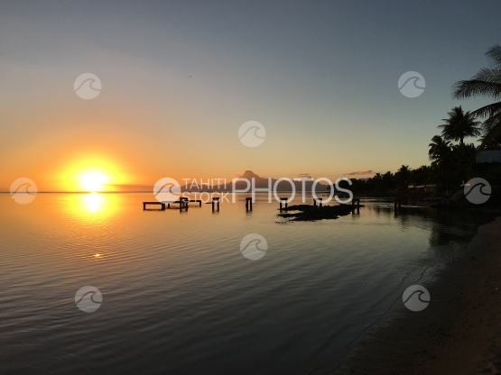 Moorea lors du coucher de soleil, vue depuis la plage du Meridien hotel, Punaauia