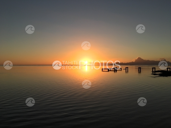 Moorea lors du coucher de soleil, vue depuis la plage du Meridien hotel, Punaauia