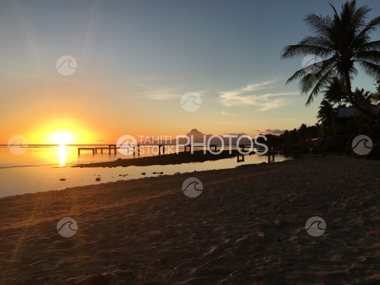Moorea lors du coucher de soleil, vue depuis la plage du Meridien hotel, Punaauia