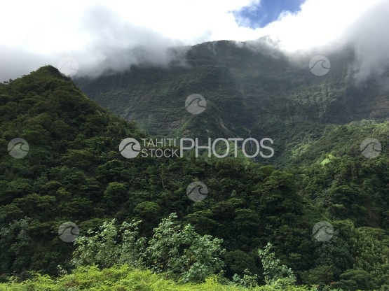 Paysage de la vallée de Papenoo, nuages au sommet des montagnes