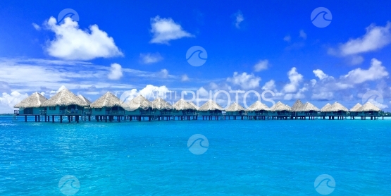 Bungalows sur pilotis dans le magnifique lagon de Bora Bora