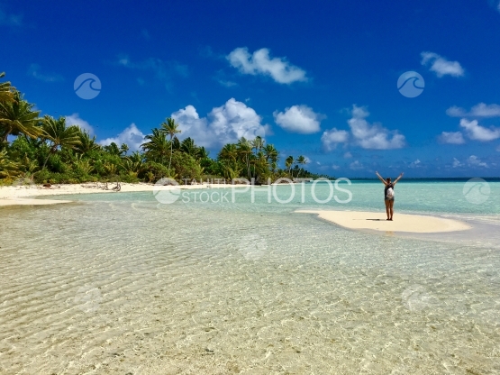 Belle jeune femme sur un banc de sable dans la lagune de Tetiaroa