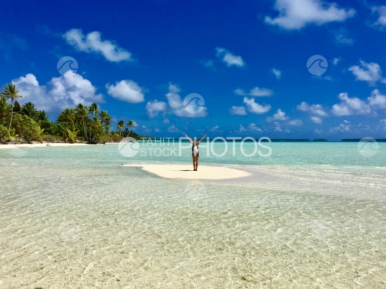 Belle jeune femme sur un banc de sable dans la lagune de Tetiaroa