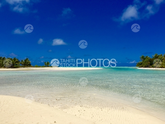 Lagon de Tetiaroa bordé de plage de sable blanc et de cocotiers