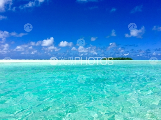 Les eaux bleu turquoise du Lagon de Tetiaroa, îlot en arrière plan