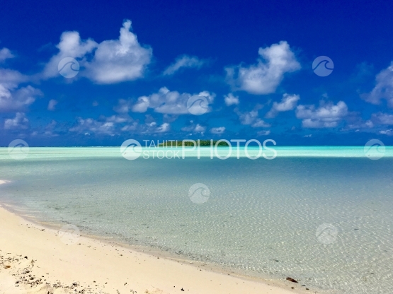 Lagon de Tetiaroa avec Motu Tahuna Iti et Reiono en arrière-plan