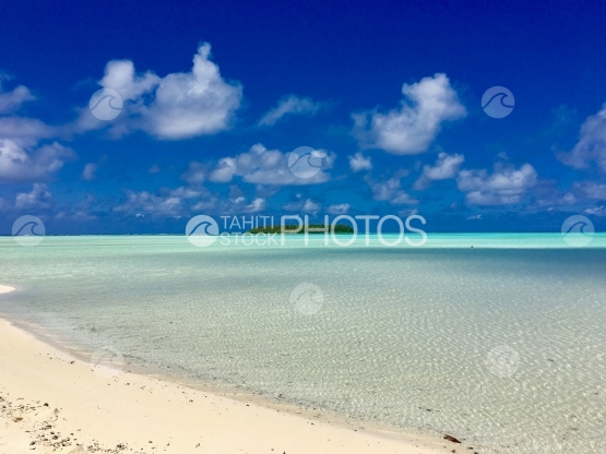 Lagon de Tetiaroa, plage de sable blanc et motu verdoillant