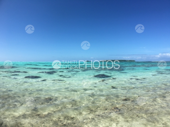 Lagon de Tetiaroa sous le ciel bleu