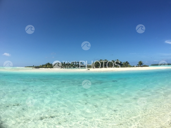 Motu Tahuna dans la lagon de Tetiaroa sous le ciel bleu
