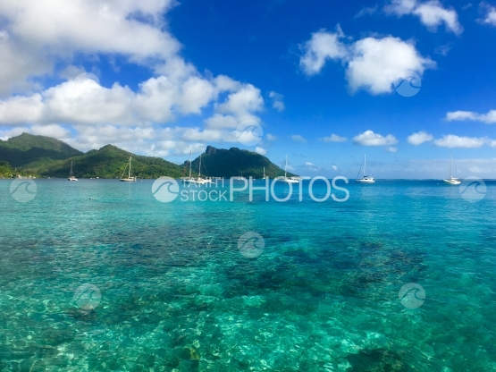Bateaux dans le lagon de Huahine près du Huahine Yacht Club