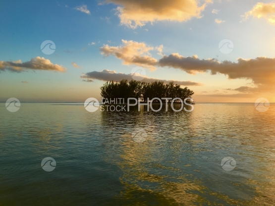 Moorea, Motu dans le lagon de Hauru pendant le coucher du soleil