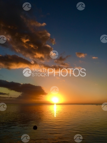 Moorea, magnifique Coucher du soleil dans le lagon de Hauru