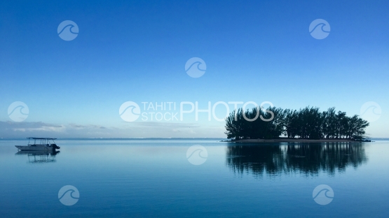Moorea, Motu dans le lagon de Hauru avant le lever du soleil