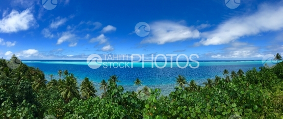 Huahine, vue panoramique sur le lagon bleu et turquoise au dessus des cocotiers
