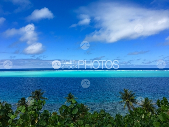 Huahine, vue sur le lagon bleu et turquoise au dessus des cocotiers