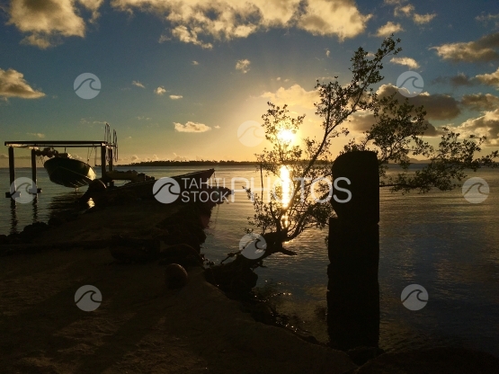 Bateau de pêcheur dans la lagune de Tahaa au début du coucher du soleil