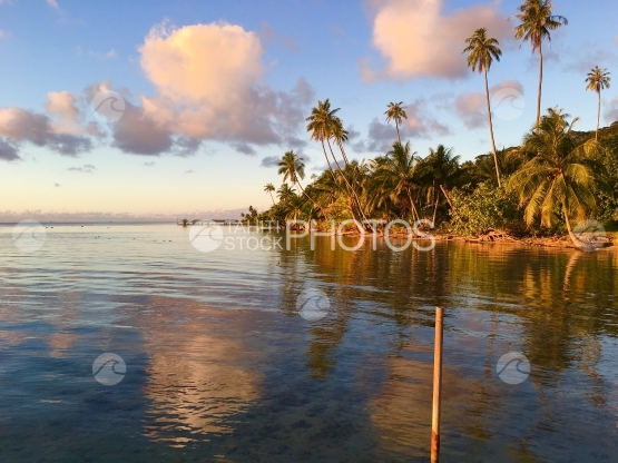 Littoral de Tahaa au début du coucher du soleil