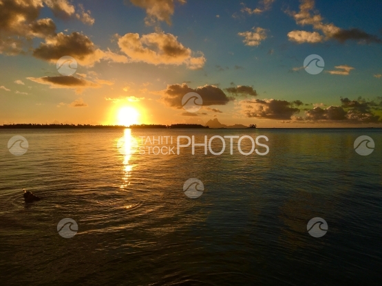 Coucher de soleil dans la lagune de Tahaa
