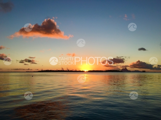 Coucher de soleil dans le lagon de Tahaa, Bora Bora en arrière plan