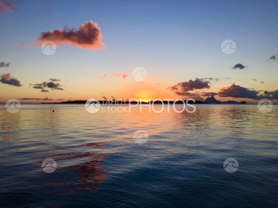 Coucher de soleil dans la lagune de Tahaa, Bora Bora en arrière plan