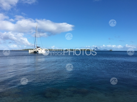 Catamaran dans la lagune de Tahaa