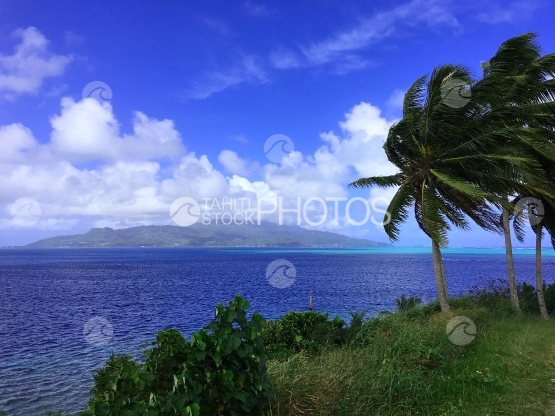 Point de vue de sur le lagon et Raiatea, depuis Tahaa