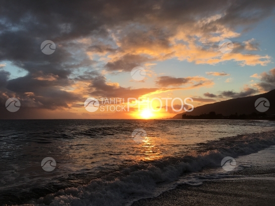Tahiti, coucher de soleil le long de la plage de Taharuu et des vagues