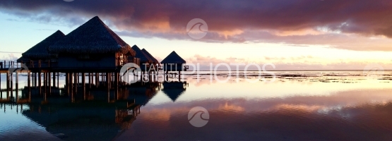 Moorea, vue panoramique des bungalows sur pilotis pendant le coucher de soleil