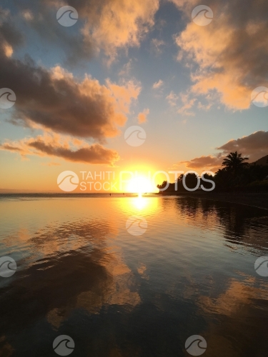 Tahiti, Coucher de soleil depuis Atimaono sur le lagon